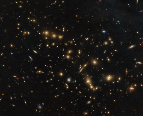 Группа галактик (галактический кластер) RXC J0032.1+1808, телескоп Хаббл. Дальний космос - невообразимо огромный мир