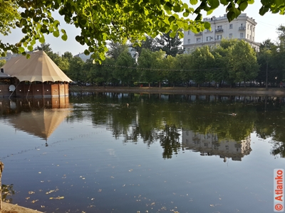 Чистые пруды, летнее утро. Москва. Фотография